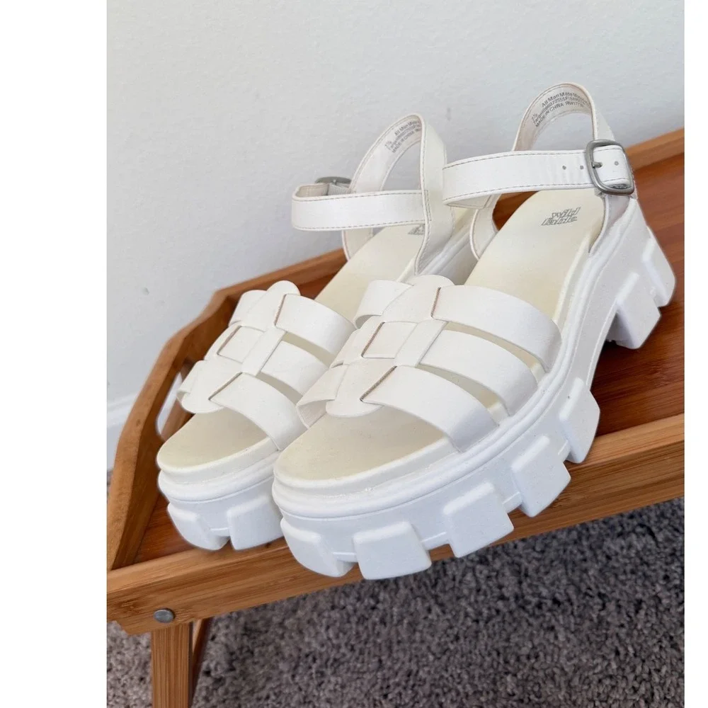 Wild Fable Womens White Chunky Lug Sole Platform Gladiator Sandals Size 7.5